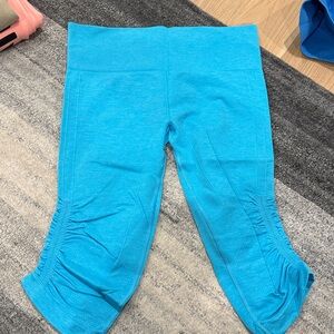 Blue Lulu Lemon Kapris with Ruched Sides